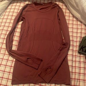 Lululemon long sleeve shirt with thumb holes size 4